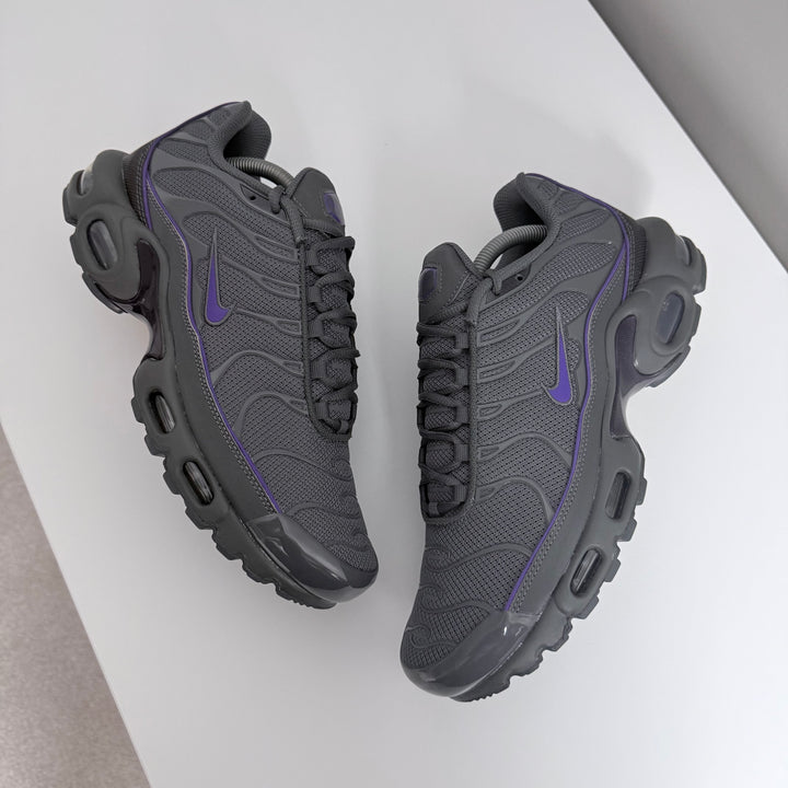 NIKE AIR MAX PLUS TN - GREY/ WILD GRAPE REFLECTIVE