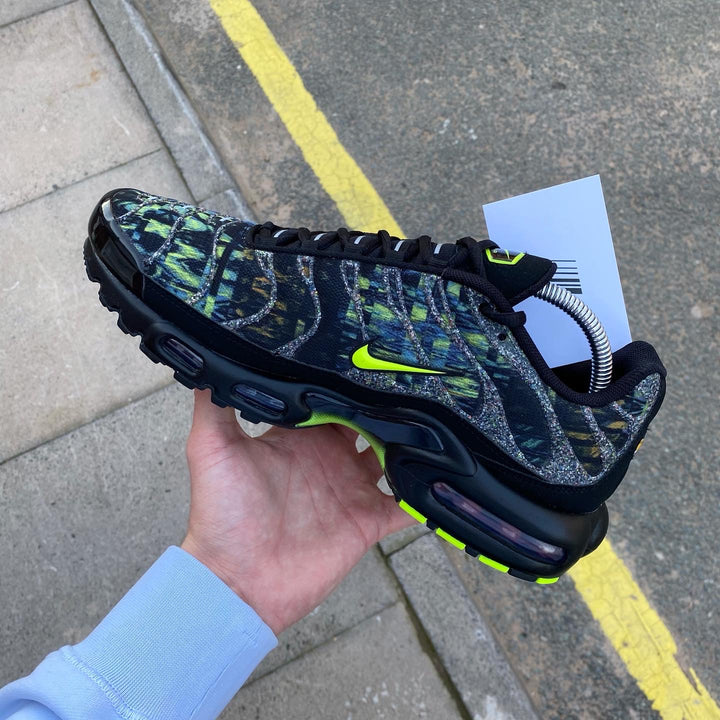 NIKE AIR MAX PLUS TN - BLACK / VOLT / BRIGADE BLUE