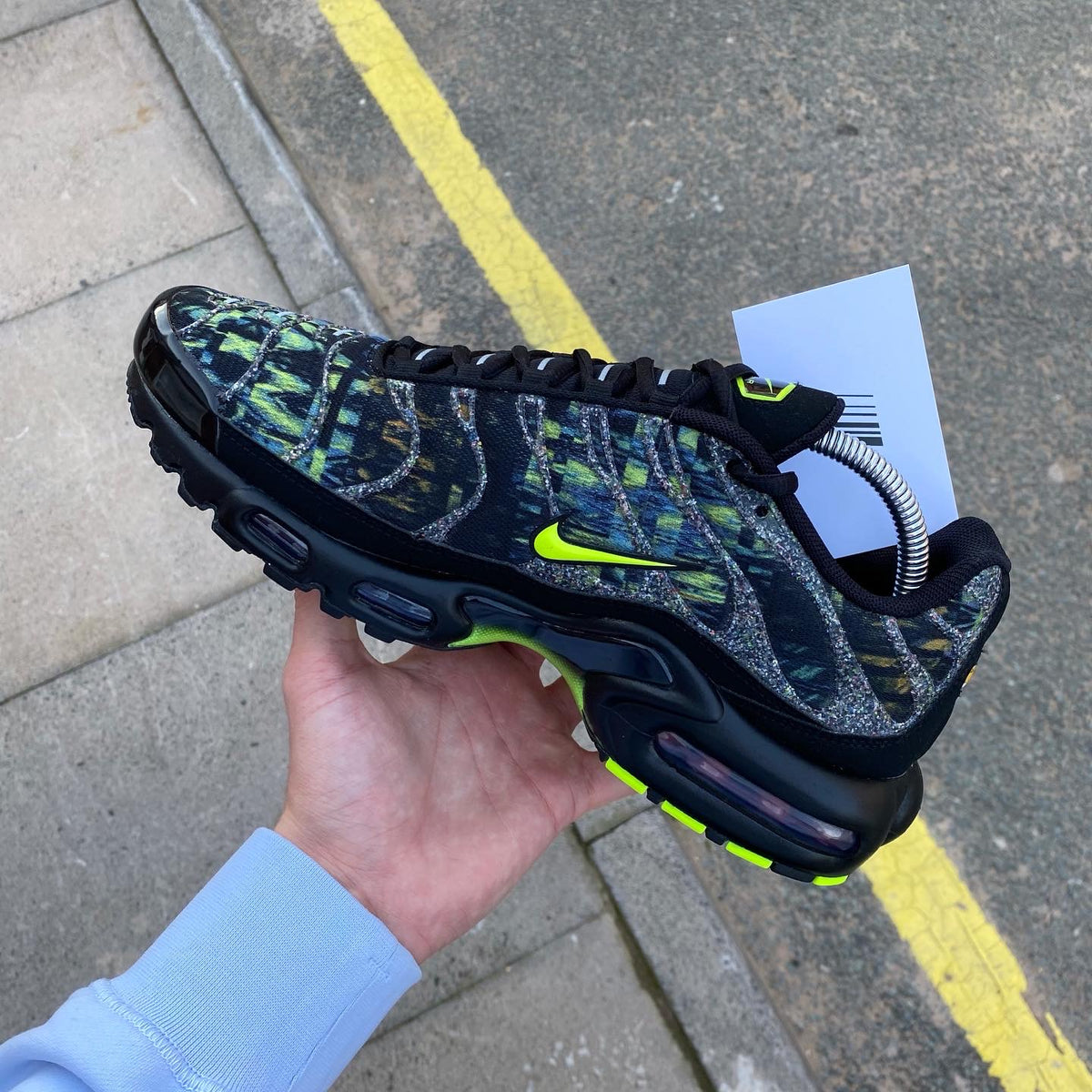 NIKE AIR MAX PLUS TN - BLACK / VOLT / BRIGADE BLUE