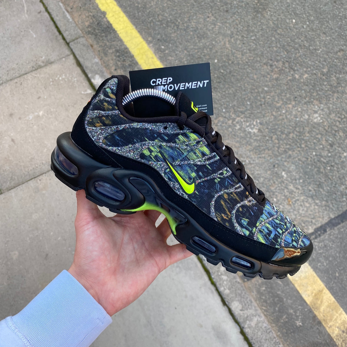 NIKE AIR MAX PLUS TN - BLACK / VOLT / BRIGADE BLUE