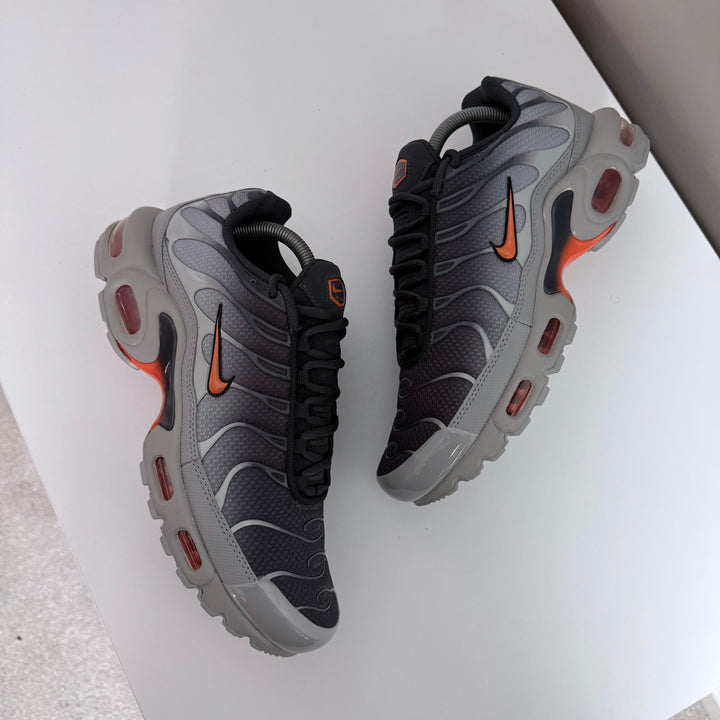 NIKE AIR MAX PLUS TN - SMOKE GREY/ ORANGE