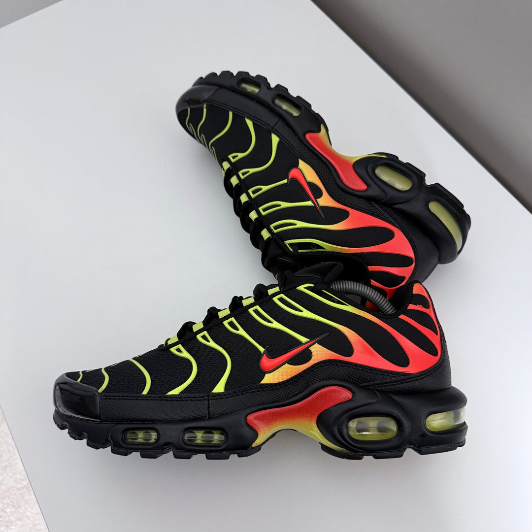 NIKE AIR MAX PLUS TN - BLACK/ CRIMSON LIMELIGHT