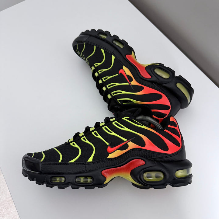 NIKE AIR MAX PLUS TN - BLACK/ CRIMSON LIMELIGHT