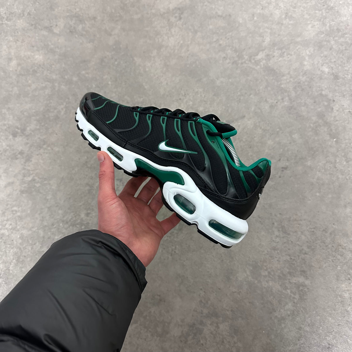 NIKE AIR MAX PLUS TN - BLACK / GREEN