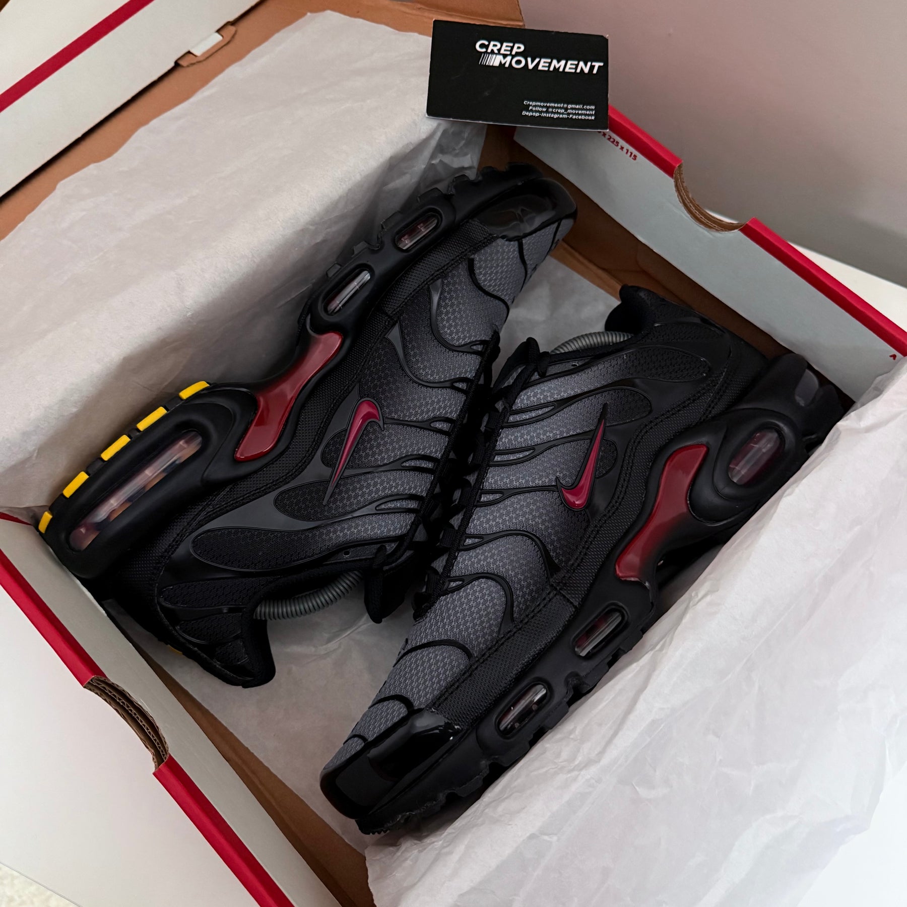 NIKE AIR MAX PLUS TN - BLACK / TEAM RED