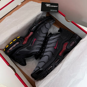 NIKE AIR MAX PLUS TN - BLACK / TEAM RED