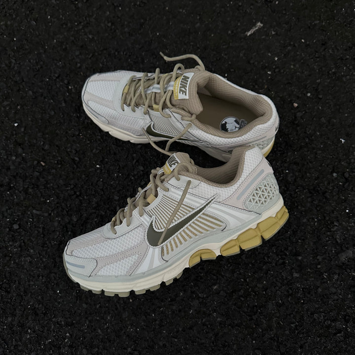 NIKE VOMERO 5 - BONE / OLIVE