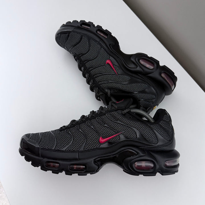 NIKE AIR MAX PLUS TN - BLACK/ UNI RED ‘METAL MESH’