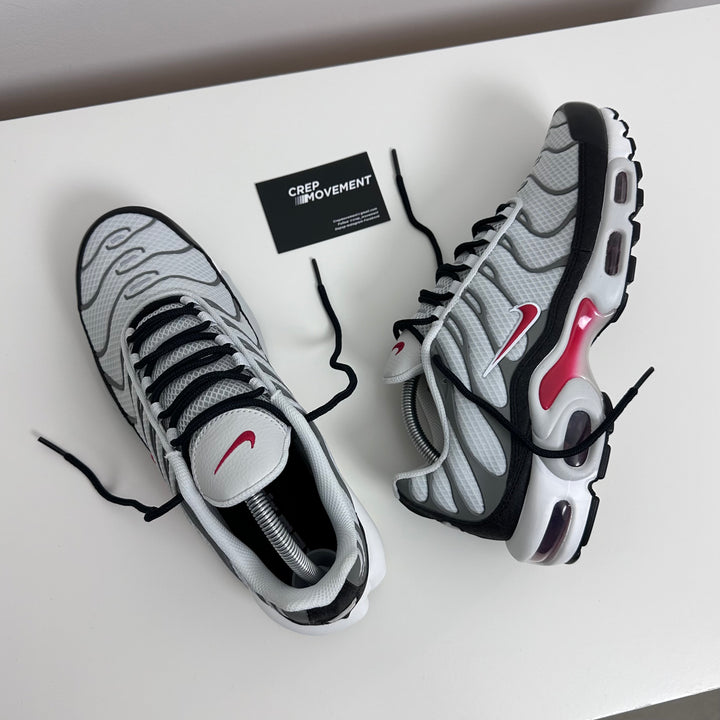 NIKE AIR MAX PLUS TN - SMOKE GREY / PHOTON RED