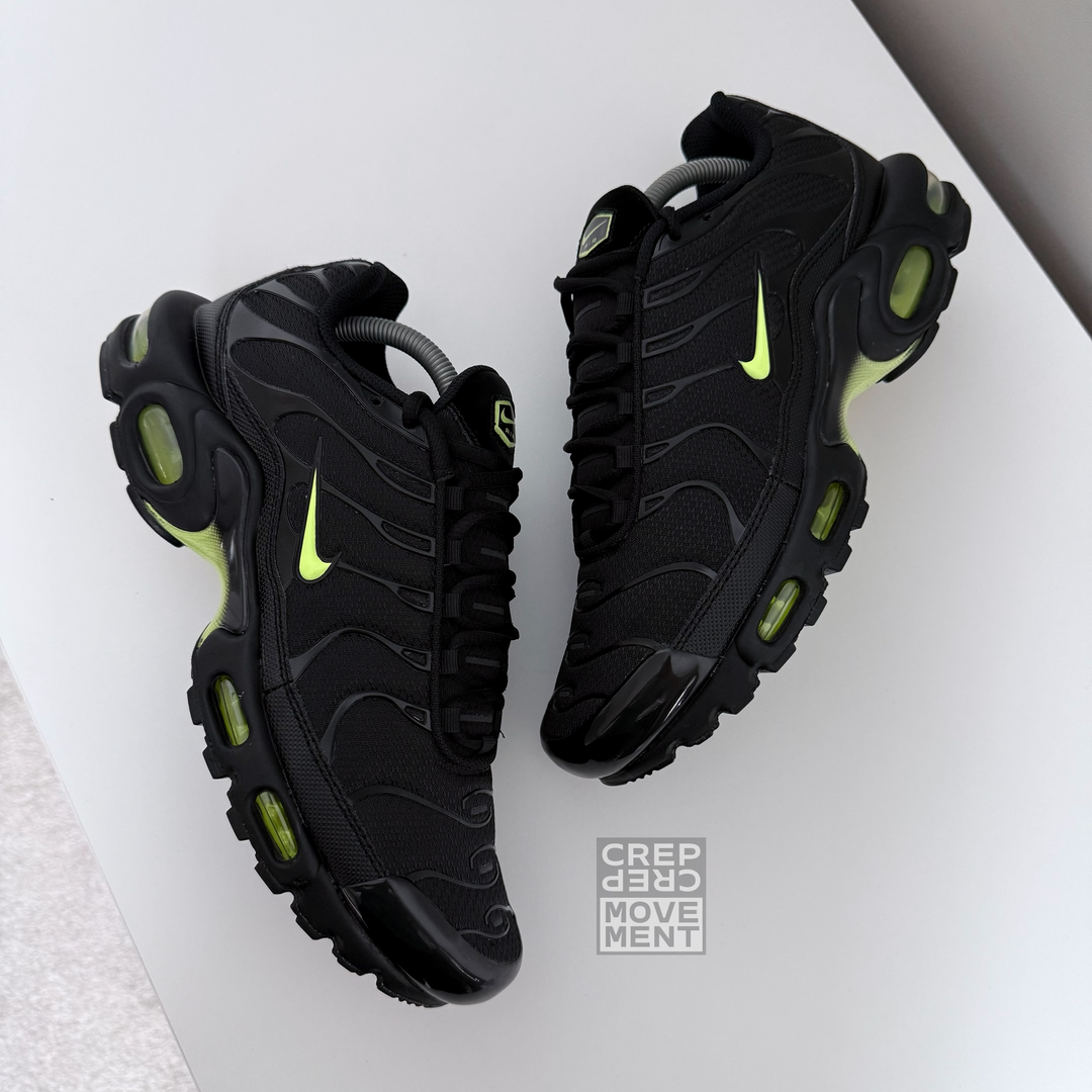 NIKE AIR MAX PLUS TN - BLACK / ICE VOLT