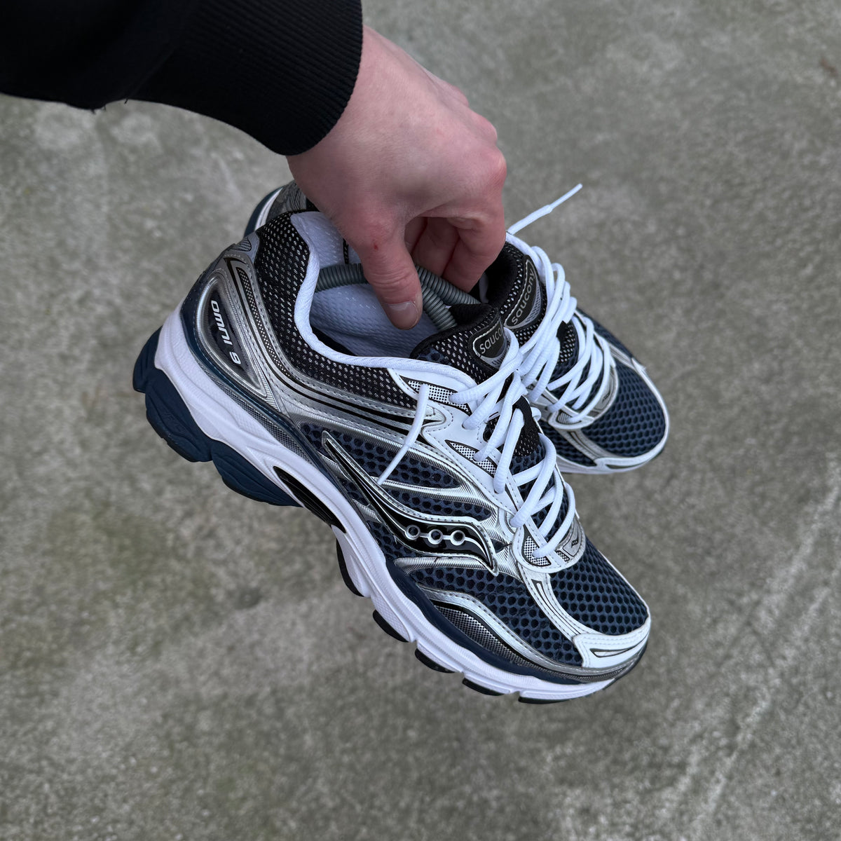 SAUCONY PROGID OMNI 9 - DEEP NAVY (TAKE HALF SIZE UP)