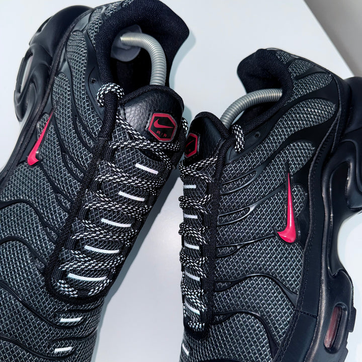 NIKE AIR MAX PLUS TN - BLACK/ UNI RED ‘METAL MESH’