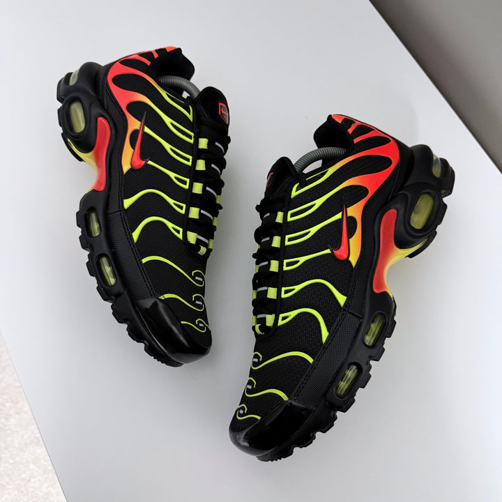 NIKE AIR MAX PLUS TN - BLACK/ CRIMSON LIMELIGHT