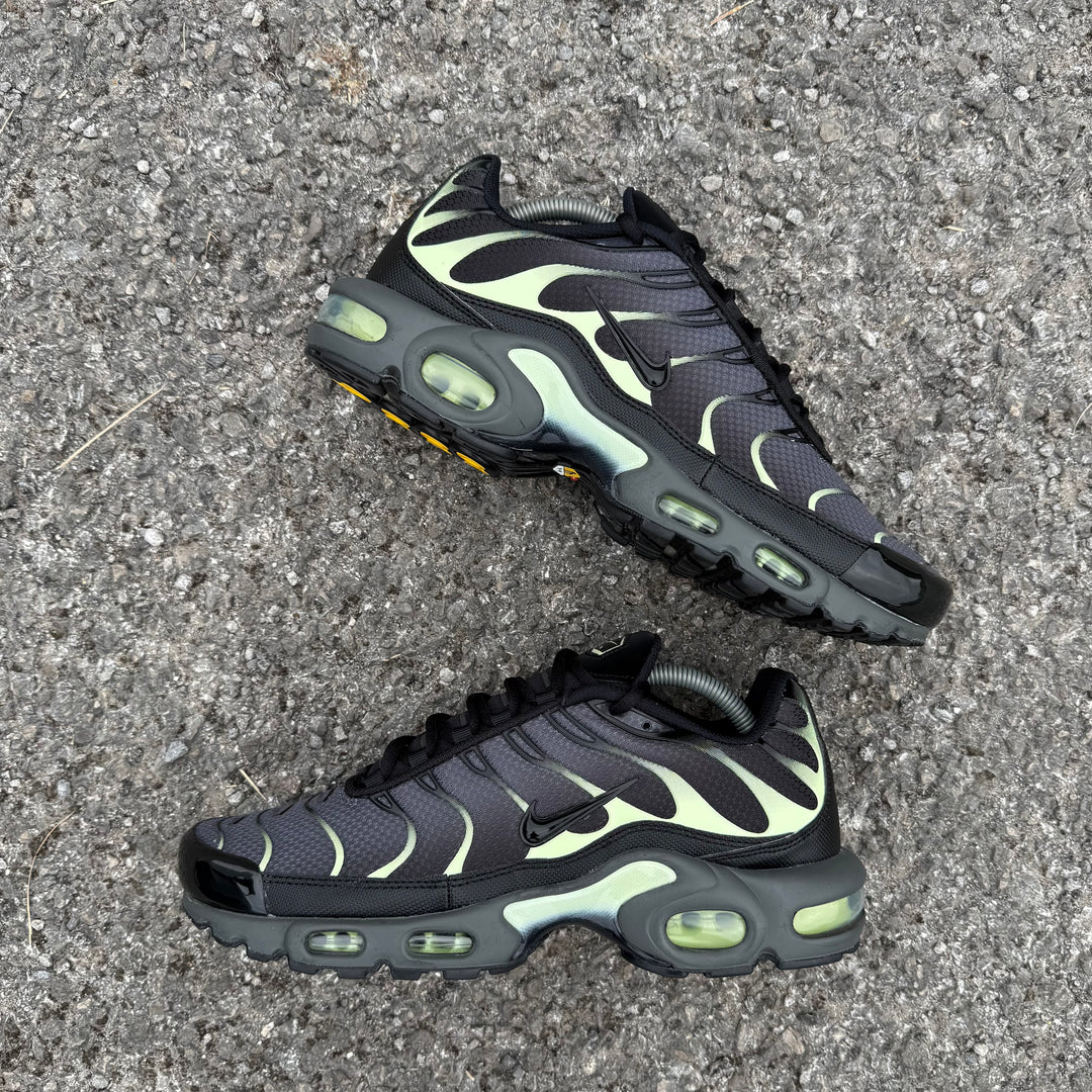 NIKE AIR MAX PLUS TN - BLACK ANTHRACITE / LIQUID LIME