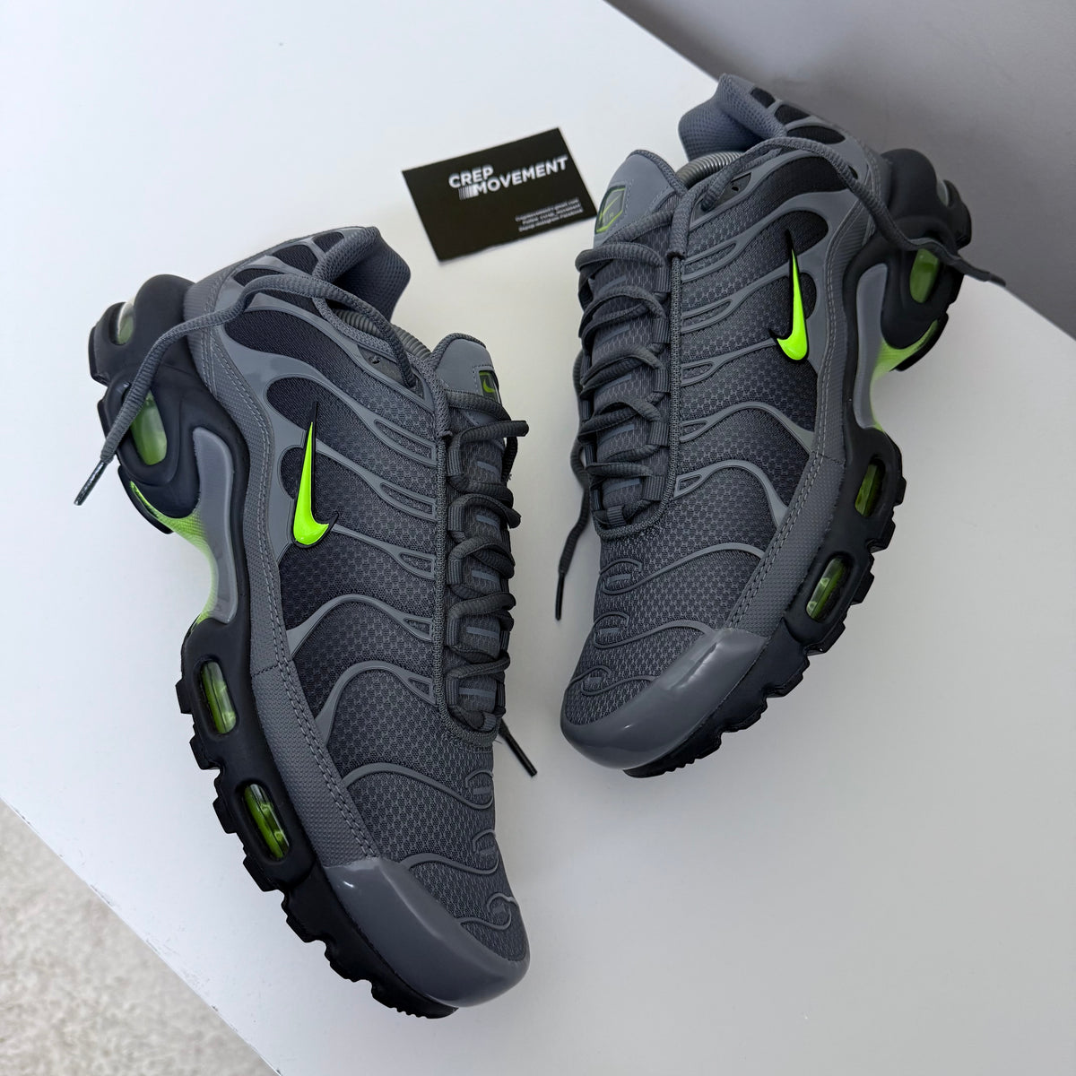 NIKE AIR MAX PLUS TN - SMOKE GREY / VOLT