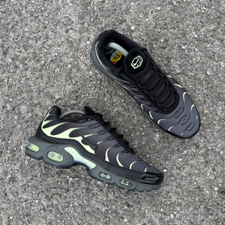 NIKE AIR MAX PLUS TN - BLACK ANTHRACITE / LIQUID LIME