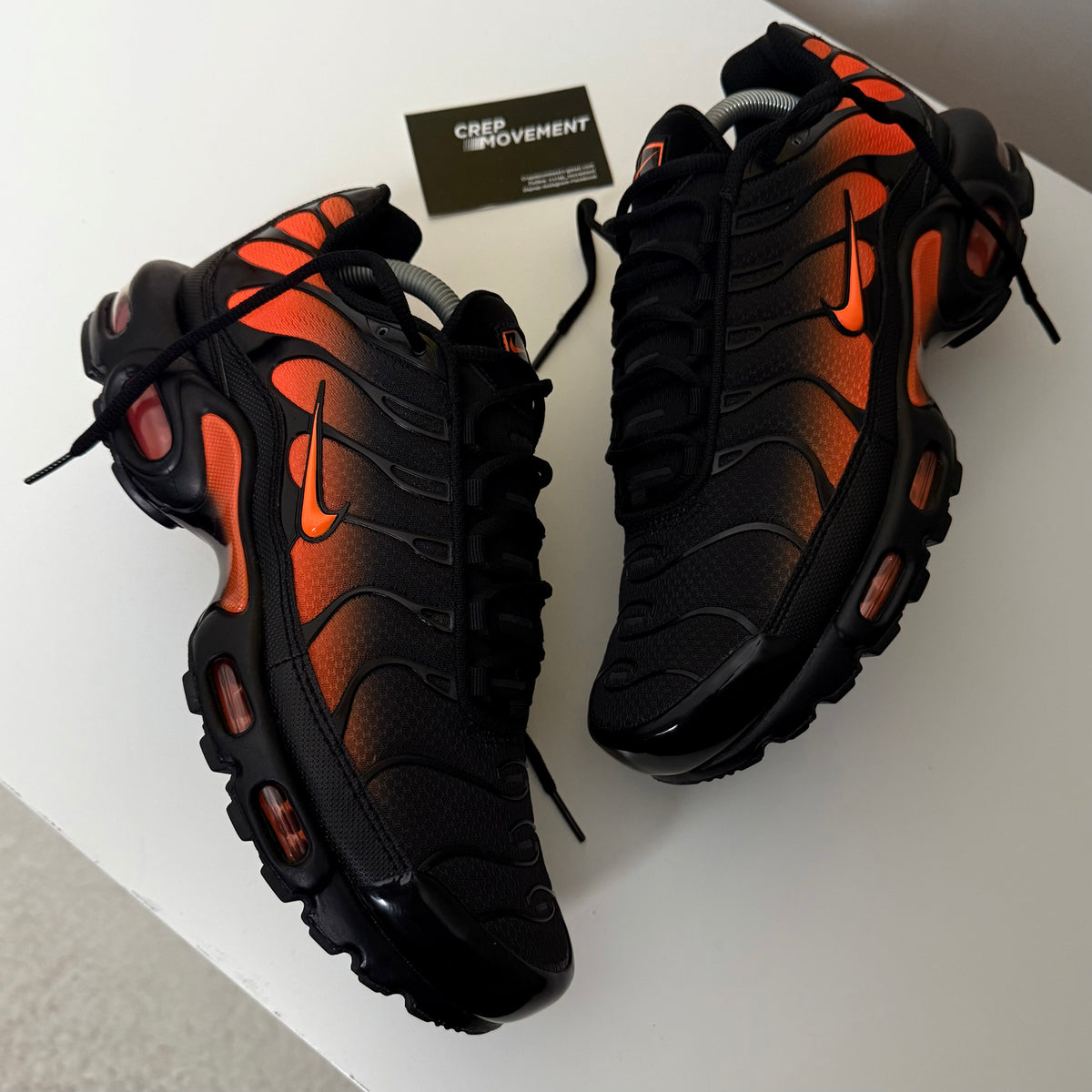 NIKE AIR MAX PLUS TN - BLACK / HOT ORANGE