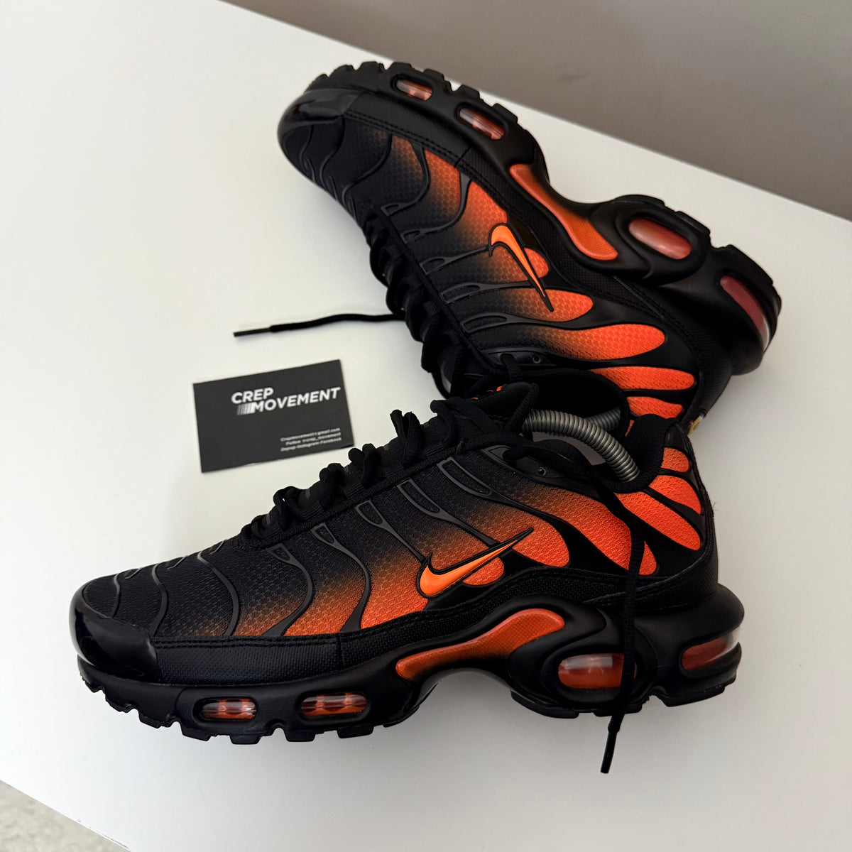 NIKE AIR MAX PLUS TN - BLACK / HOT ORANGE