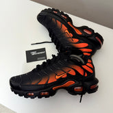 NIKE AIR MAX PLUS TN - BLACK / HOT ORANGE