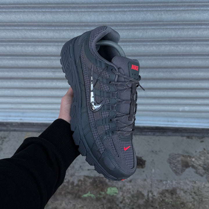 NIKE P-6000 PRM - IRON GREY / CRIMSON