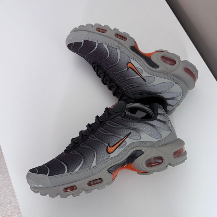 NIKE AIR MAX PLUS TN - SMOKE GREY/ ORANGE