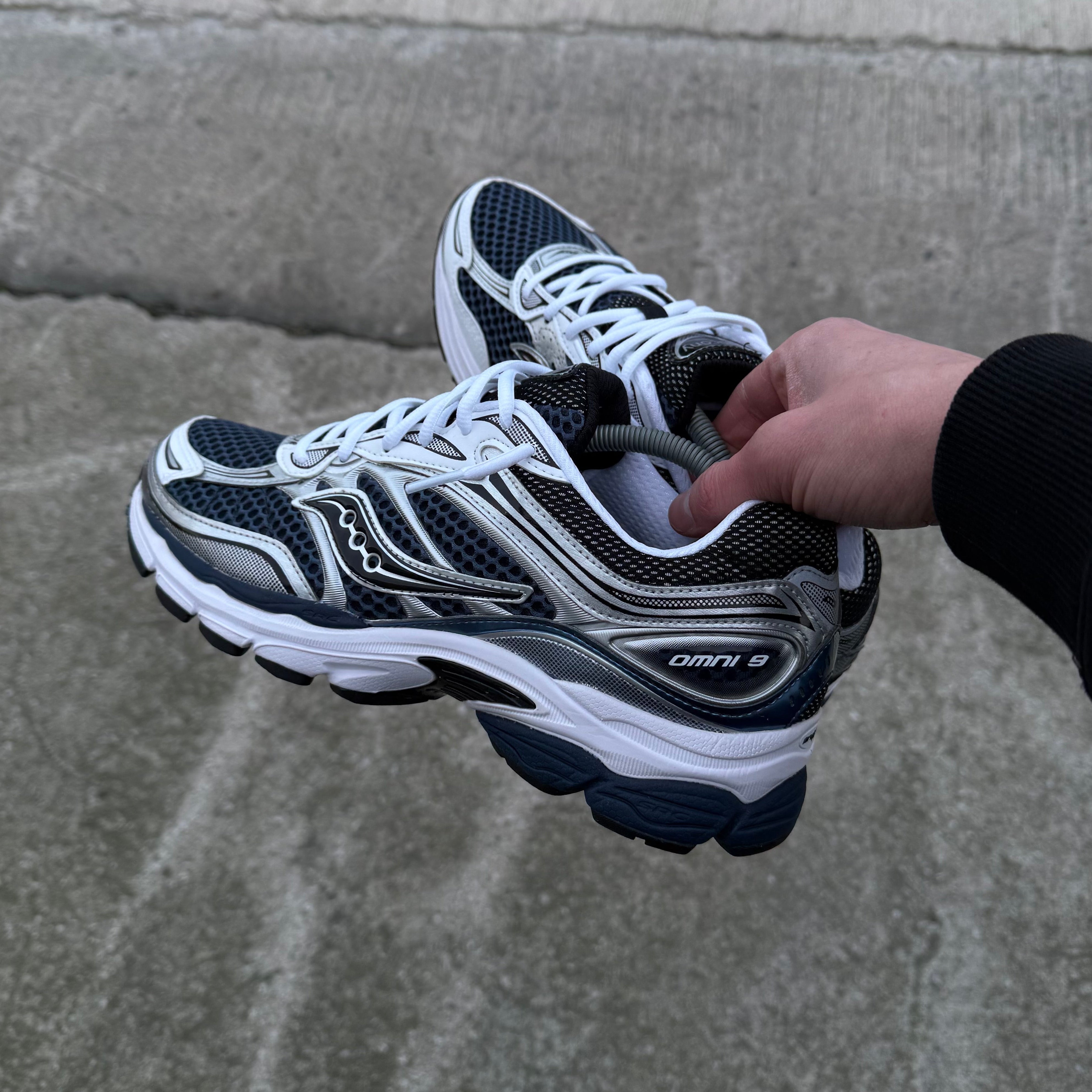 SAUCONY PROGID OMNI 9 - DEEP NAVY (TAKE HALF SIZE UP)