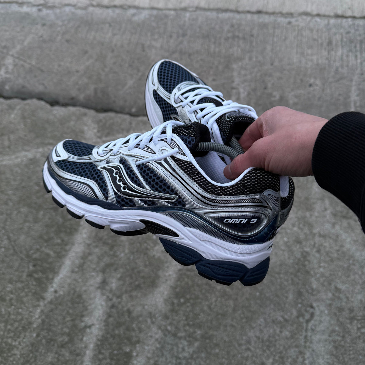 SAUCONY PROGID OMNI 9 - DEEP NAVY (TAKE HALF SIZE UP)