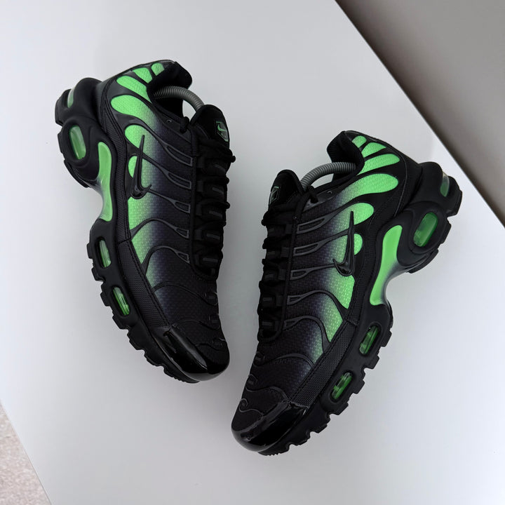 NIKE AIR MAX PLUS TN - BLACK/ ILLUSION GREEN