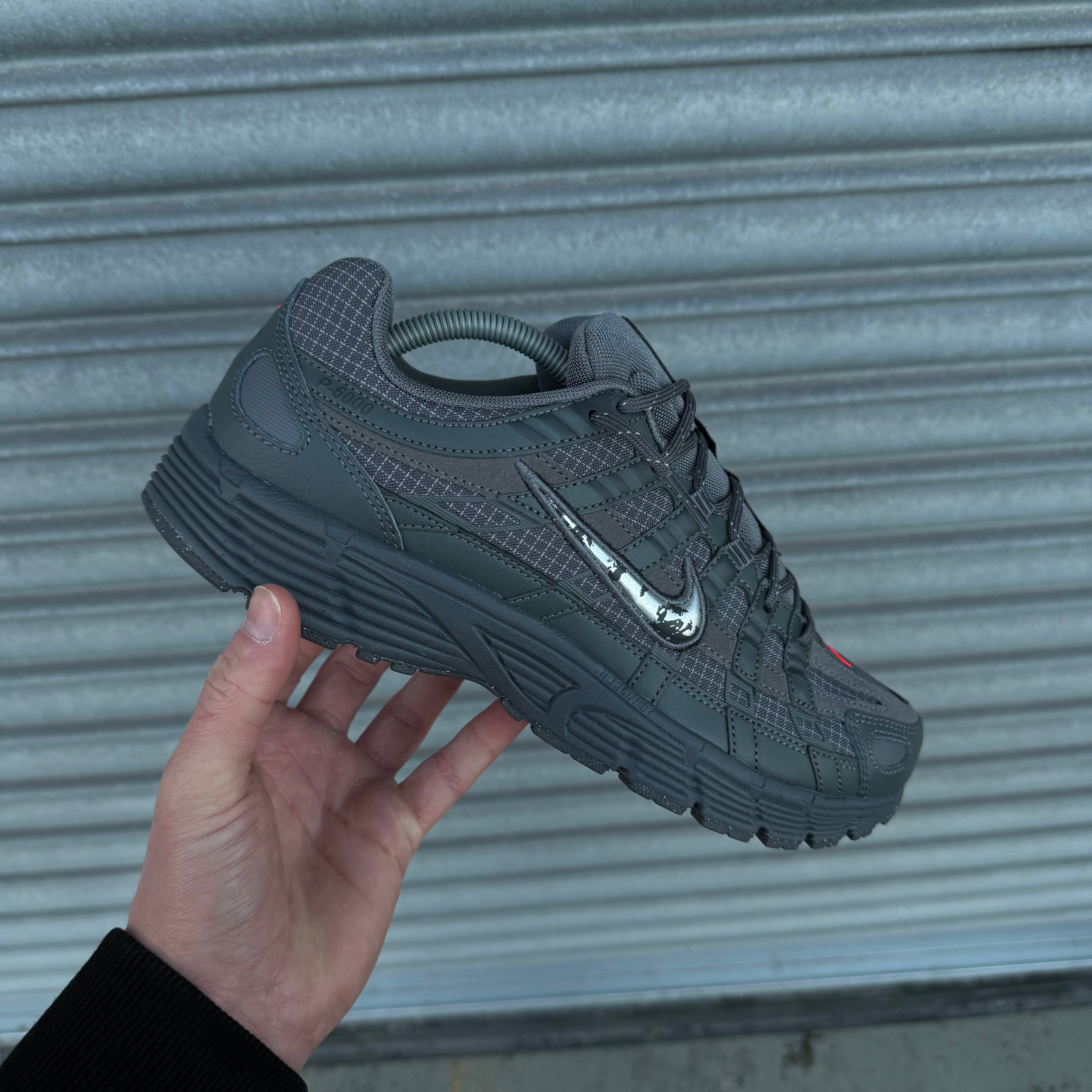 NIKE P-6000 PRM - STEEL GREY / CRIMSON