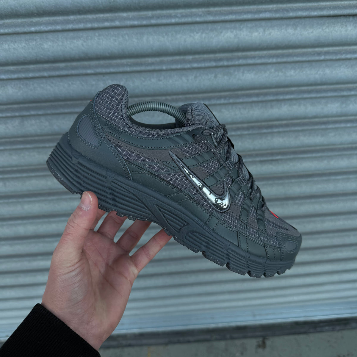 NIKE P-6000 PRM - STEEL GREY / CRIMSON
