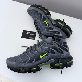 NIKE AIR MAX PLUS TN - SMOKE GREY / VOLT