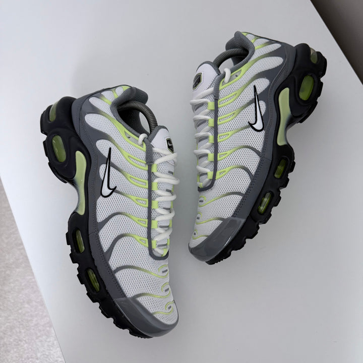 NIKE AIR MAX PLUS TN - COOL GREY/ LIME