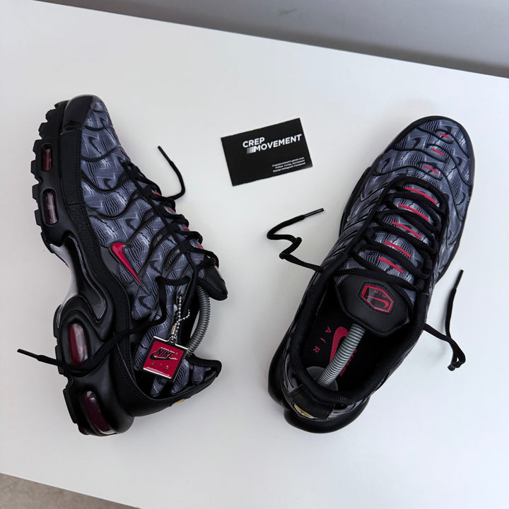 NIKE AIR MAX PLUS TN - REPEAT SWOOSH (BLACK / UNI RED)