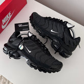 NIKE AIR MAX PLUS TN - BLACK / CHROME