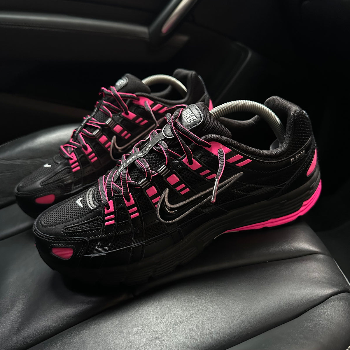 NIKE P-6000 - BLACK / RUSH PINK