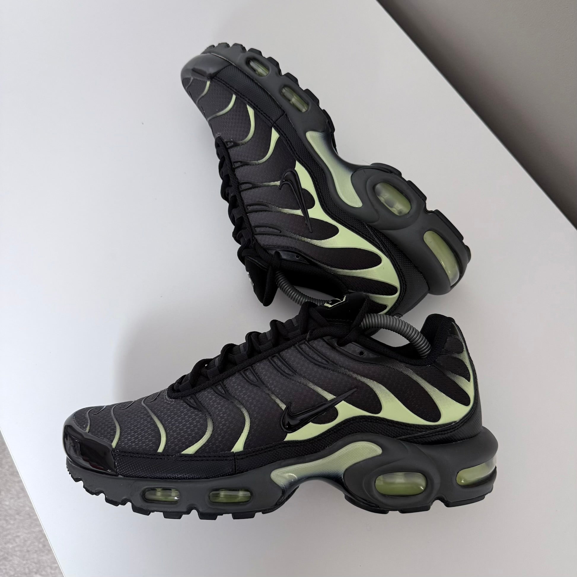 NIKE AIR MAX PLUS TN - BLACK ANTHRACITE / LIQUID LIME