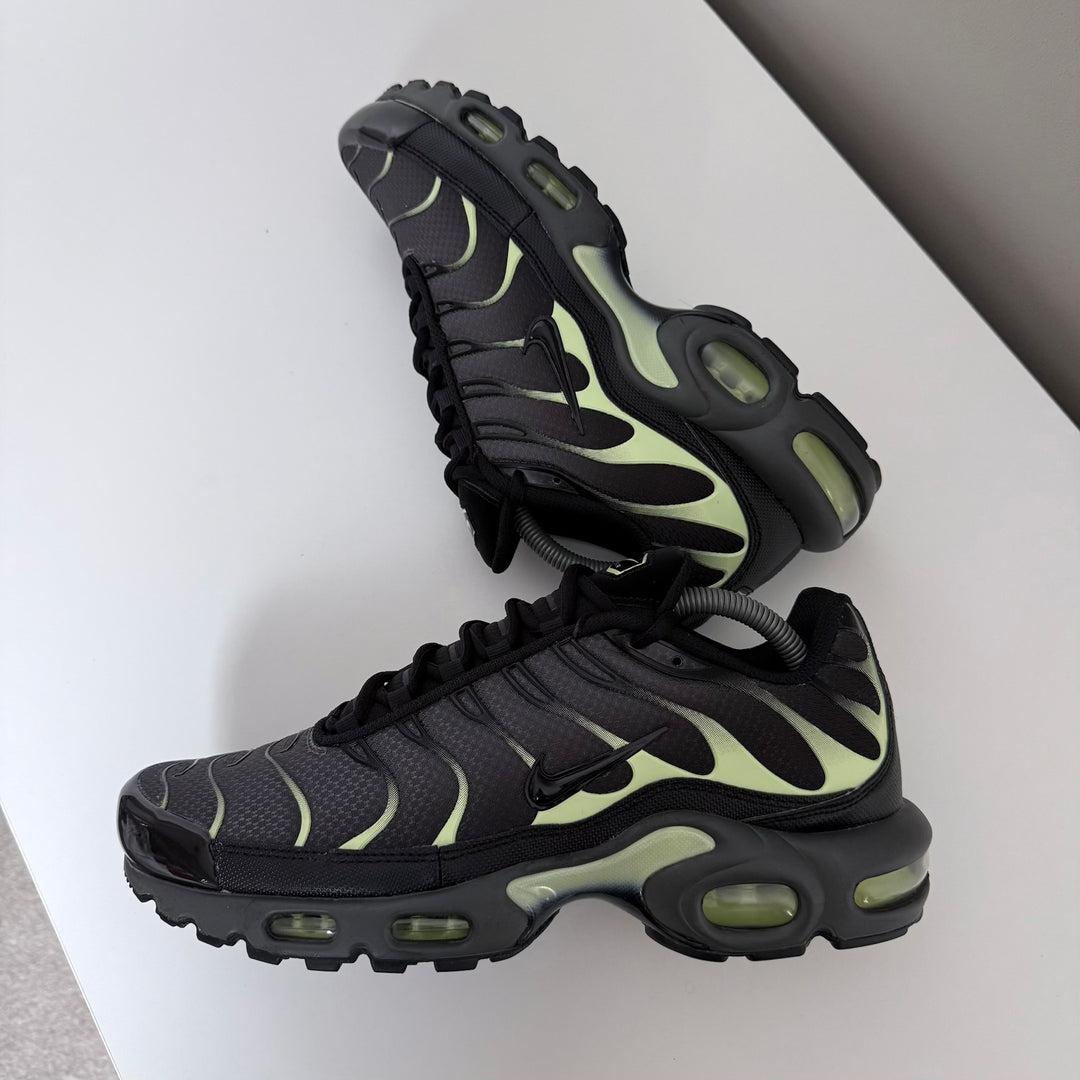 NIKE AIR MAX PLUS TN - BLACK ANTHRACITE / LIQUID LIME