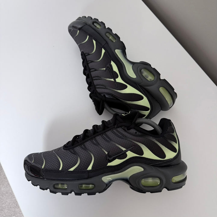 NIKE AIR MAX PLUS TN - BLACK ANTHRACITE / LIQUID LIME