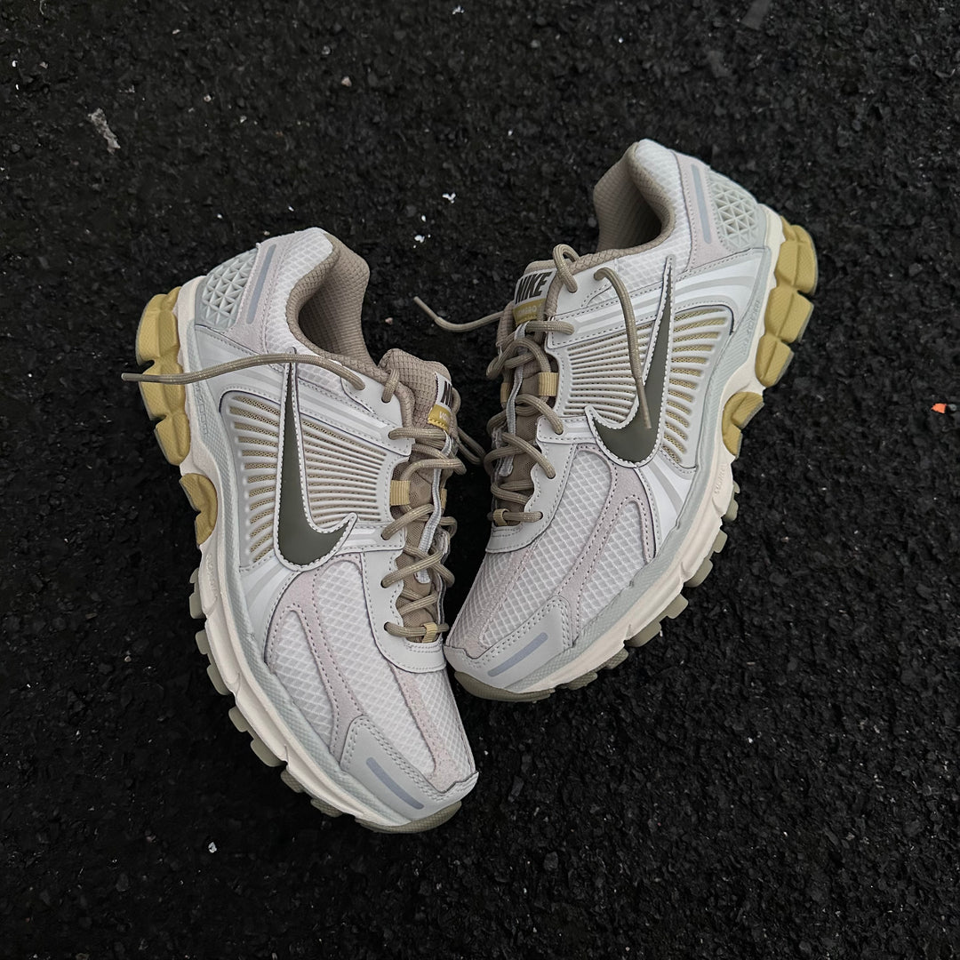 NIKE VOMERO 5 - BONE / OLIVE