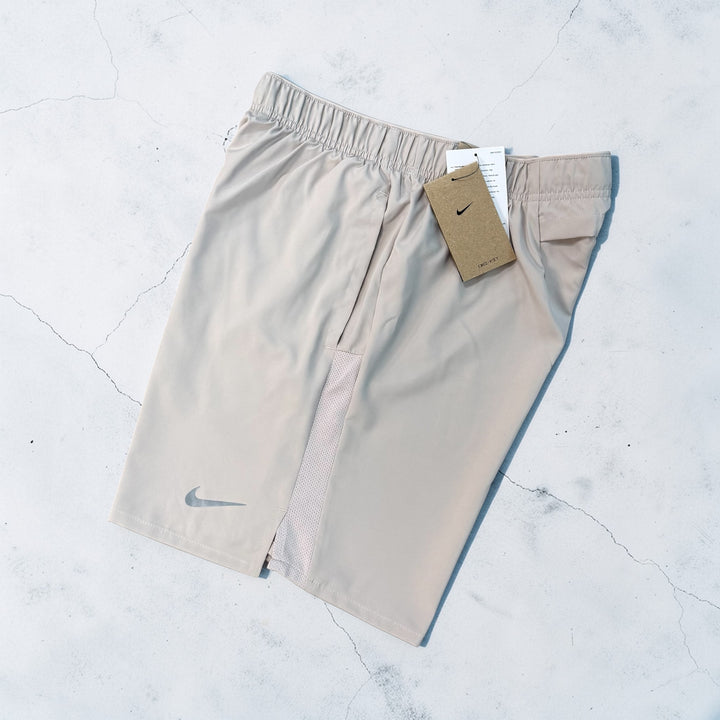 NIKE CHALLENGER DRI-FIT SHORTS 7” - BEIGE