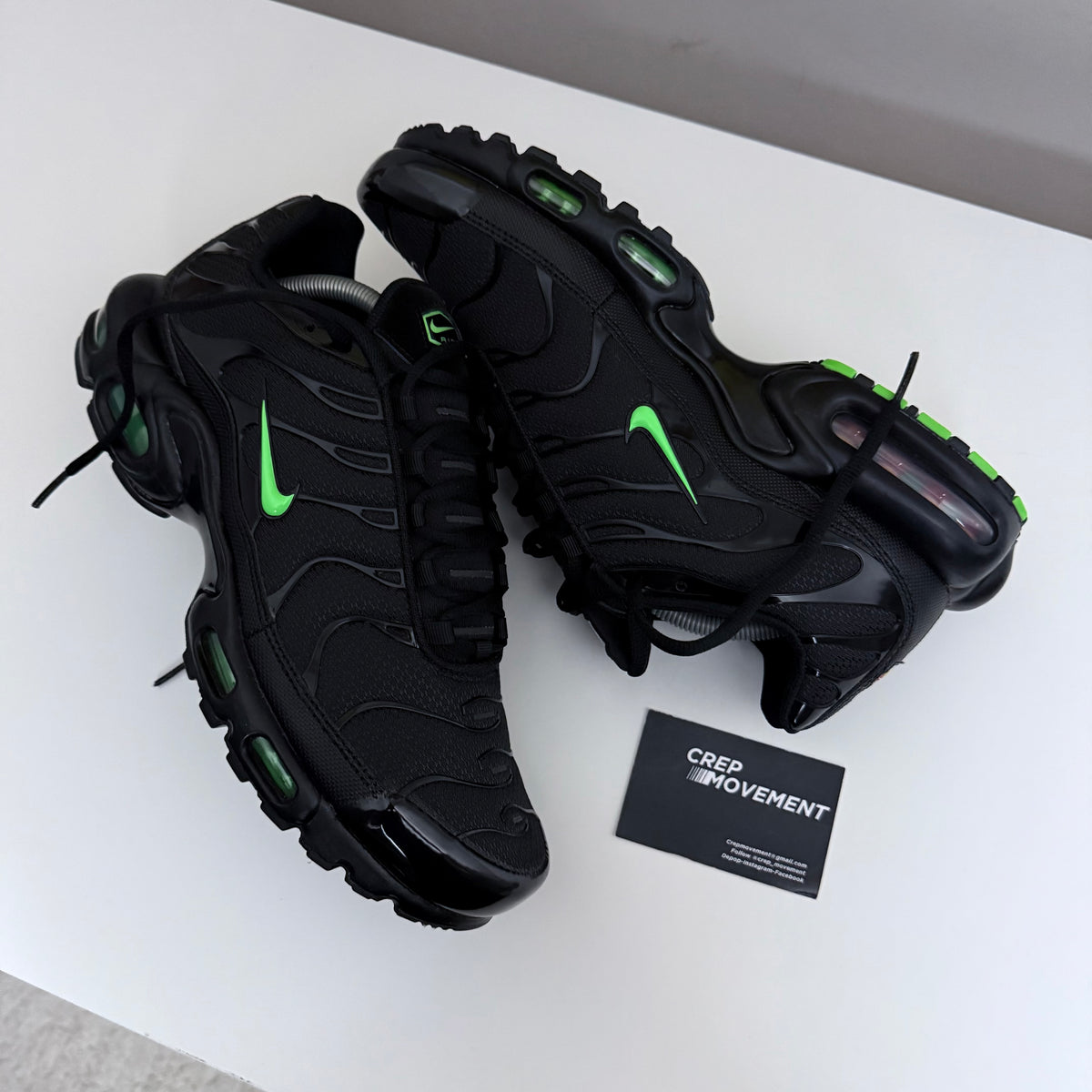 NIKE AIR MAX PLUS TN - BLACK / VENOM GREEN