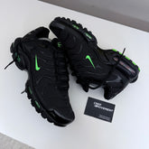 NIKE AIR MAX PLUS TN - BLACK / VENOM GREEN