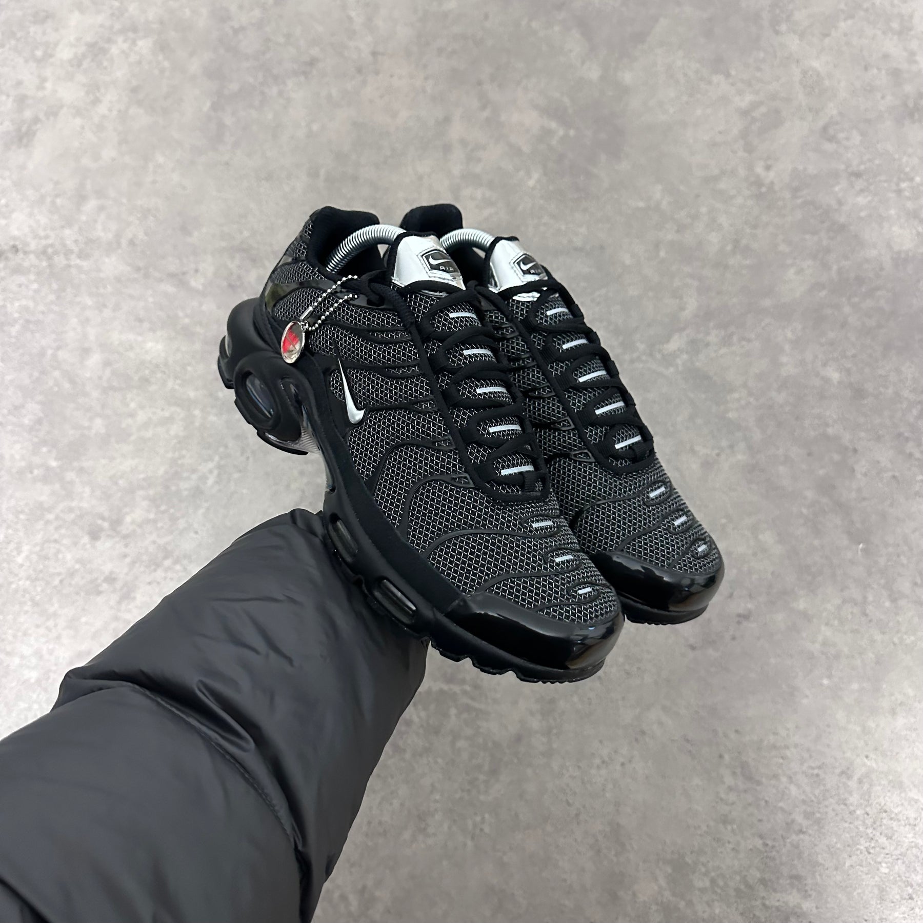 NIKE AIR MAX PLUS TN - BLACK / CHROME