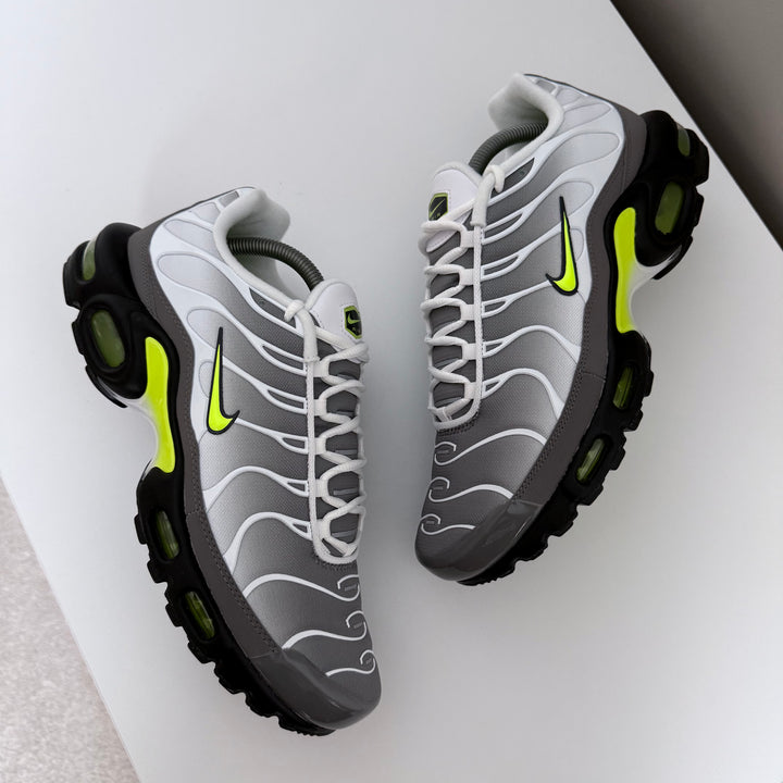 NIKE AIR MAX PLUS TN - NEON / WHITE