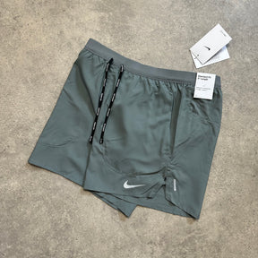 NIKE FLEX STRIDE 5” SHORTS - GREY