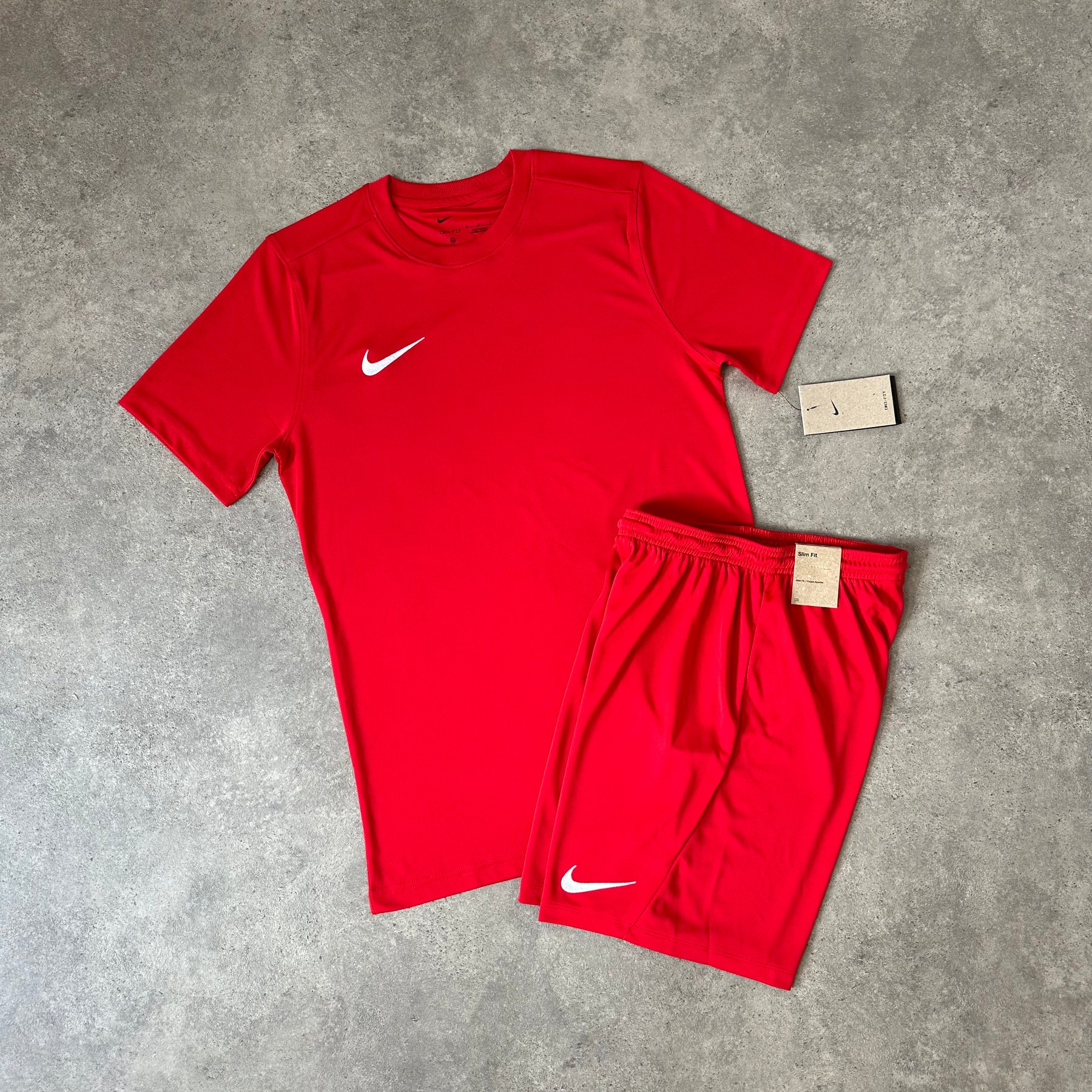 NIKE LOGO ESSENTIAL SET - RUBY RED