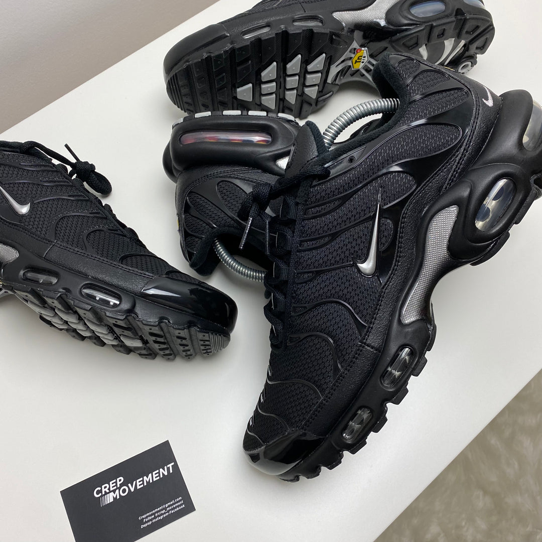 NIKE AIR MAX PLUS TN - BLACK/ TECH SILVER
